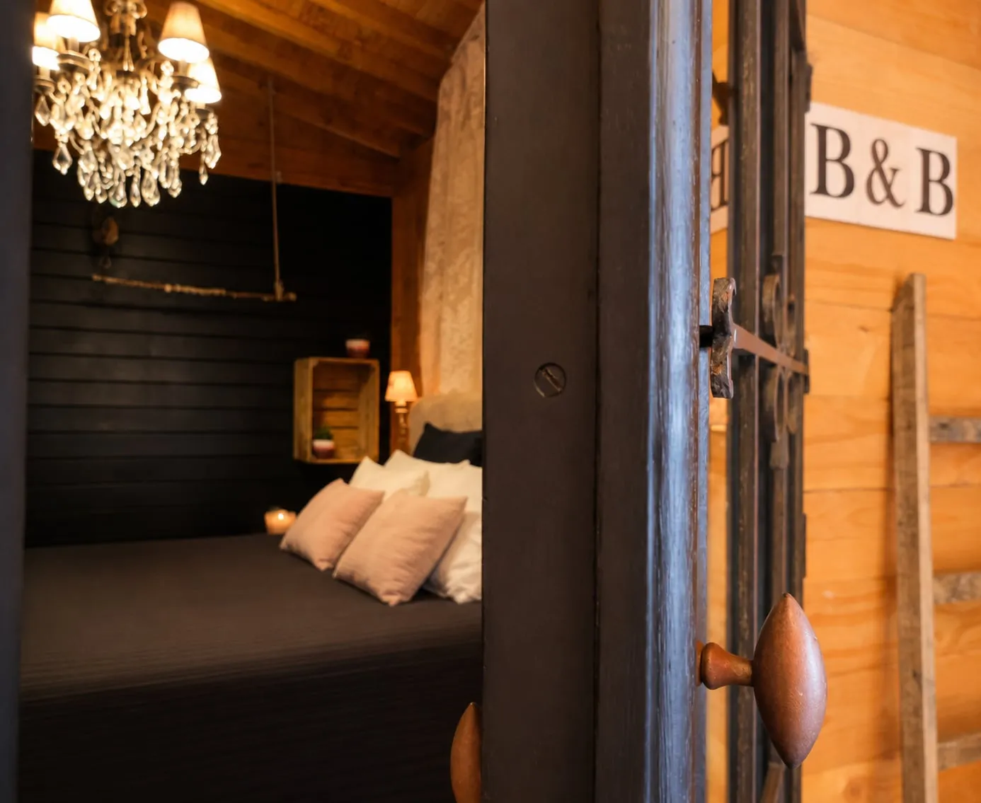 De B&B-kamer gezien vanaf het terras, met rozen op de voorgrond