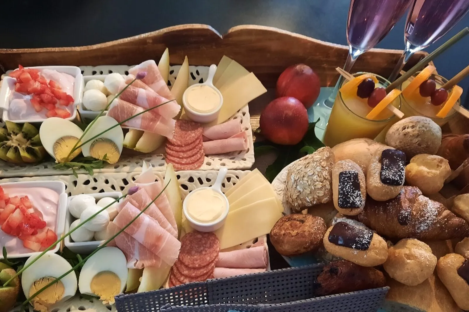 Een plank met Italiaanse hapjes en vers brood
