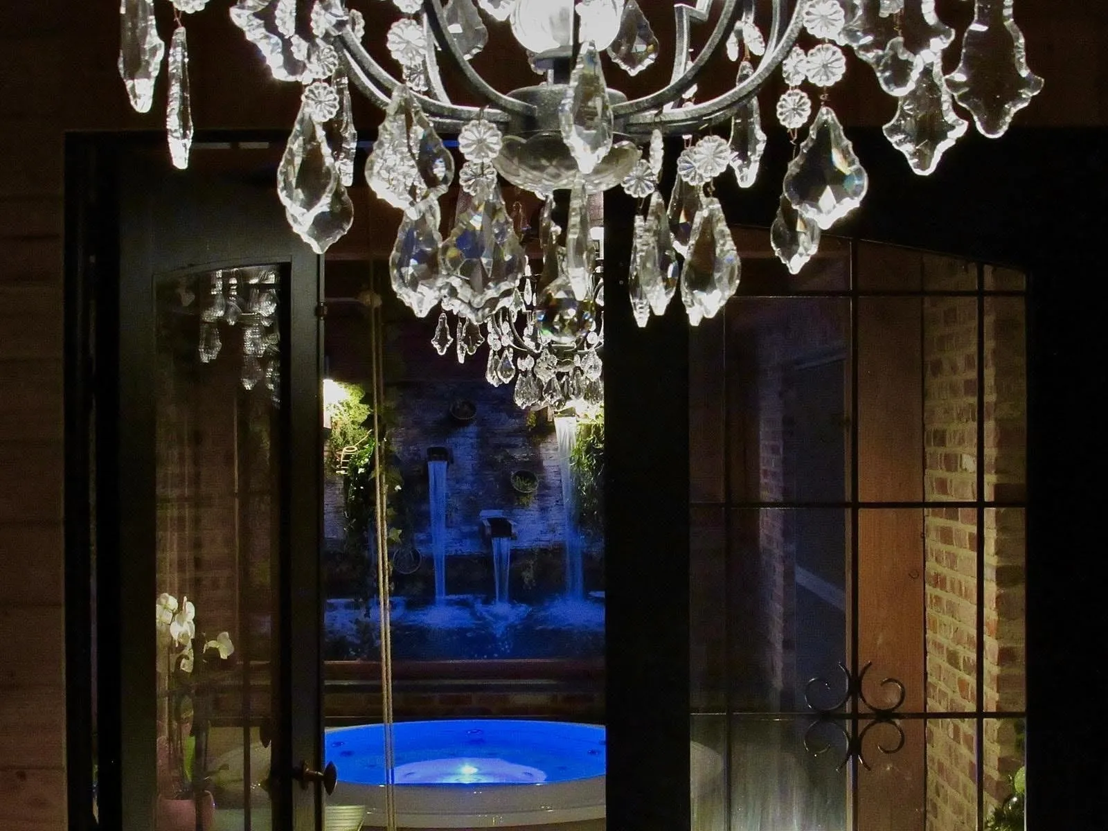 De kroonluchter boven de jacuzzi, bij avond