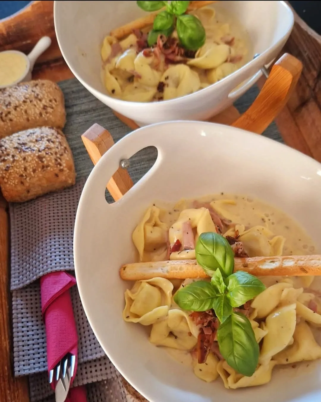 Een bord huisgemaakte tortellini met basilicum