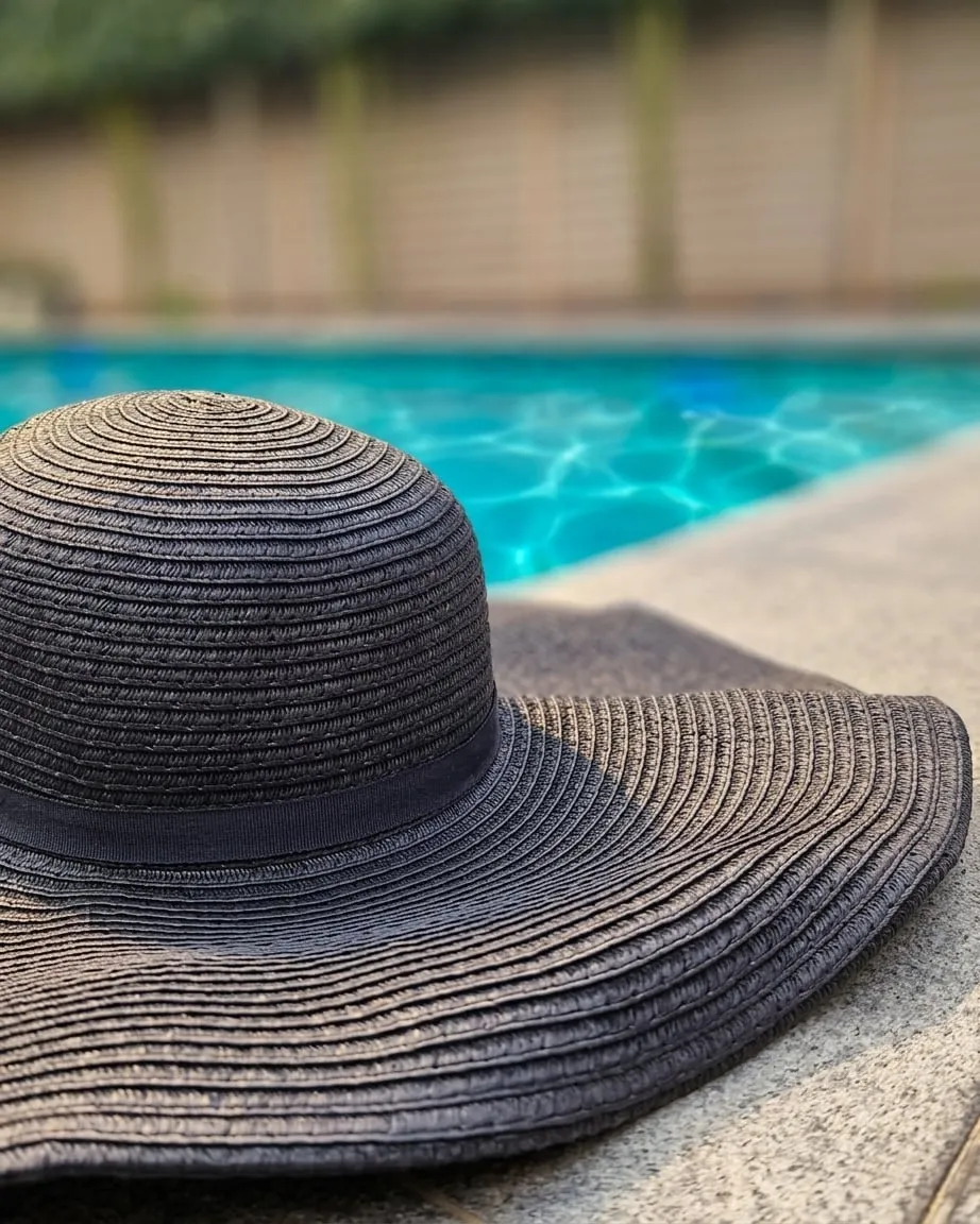 Een zomerhoed aan de rand van het zwembad
