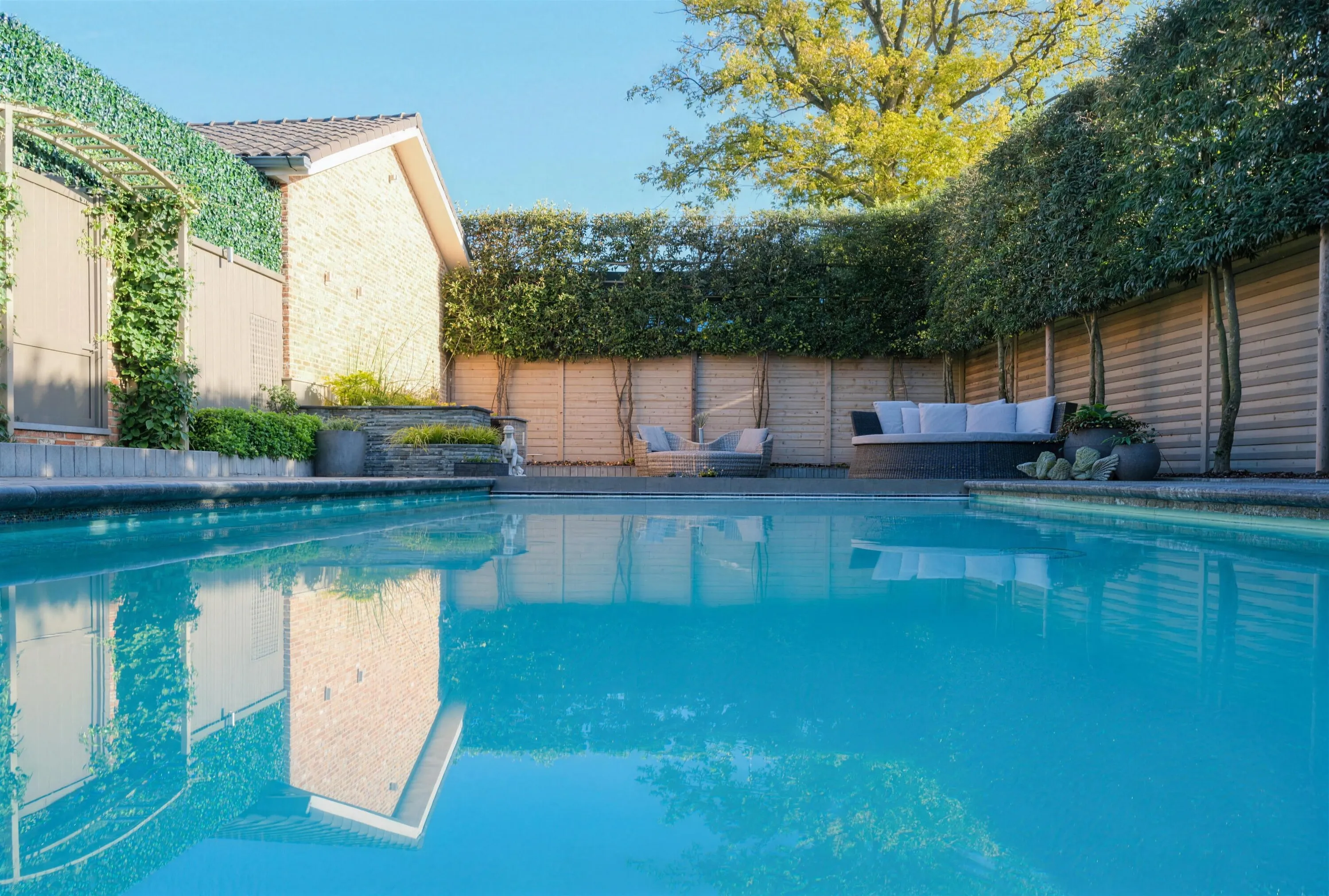 Het verwarmde privézwembad van Blossom in de binnentuin, met het poolhouse ernaast