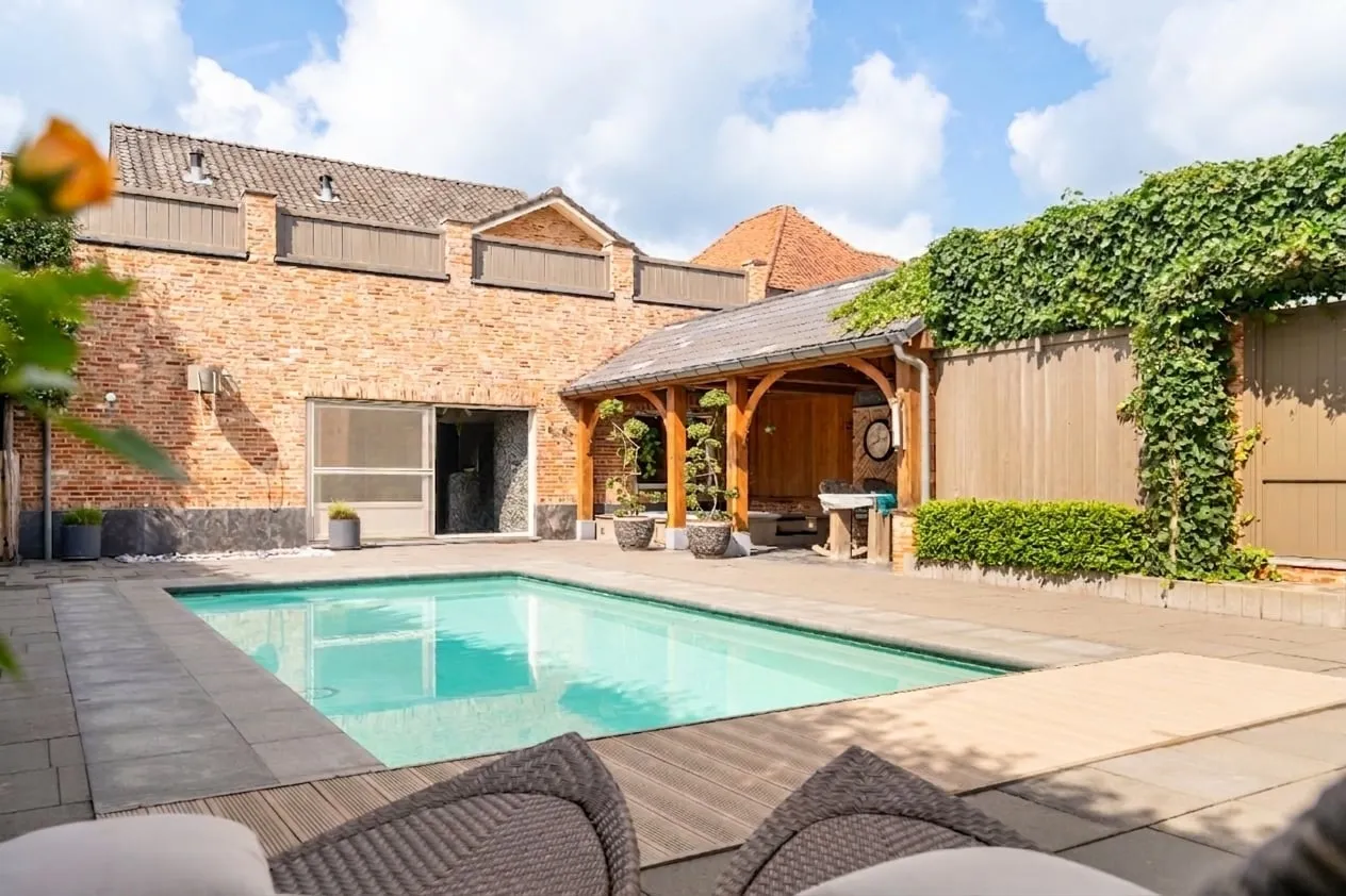Het verwarmde privézwembad met het eikenhouten poolhouse, in vol daglicht